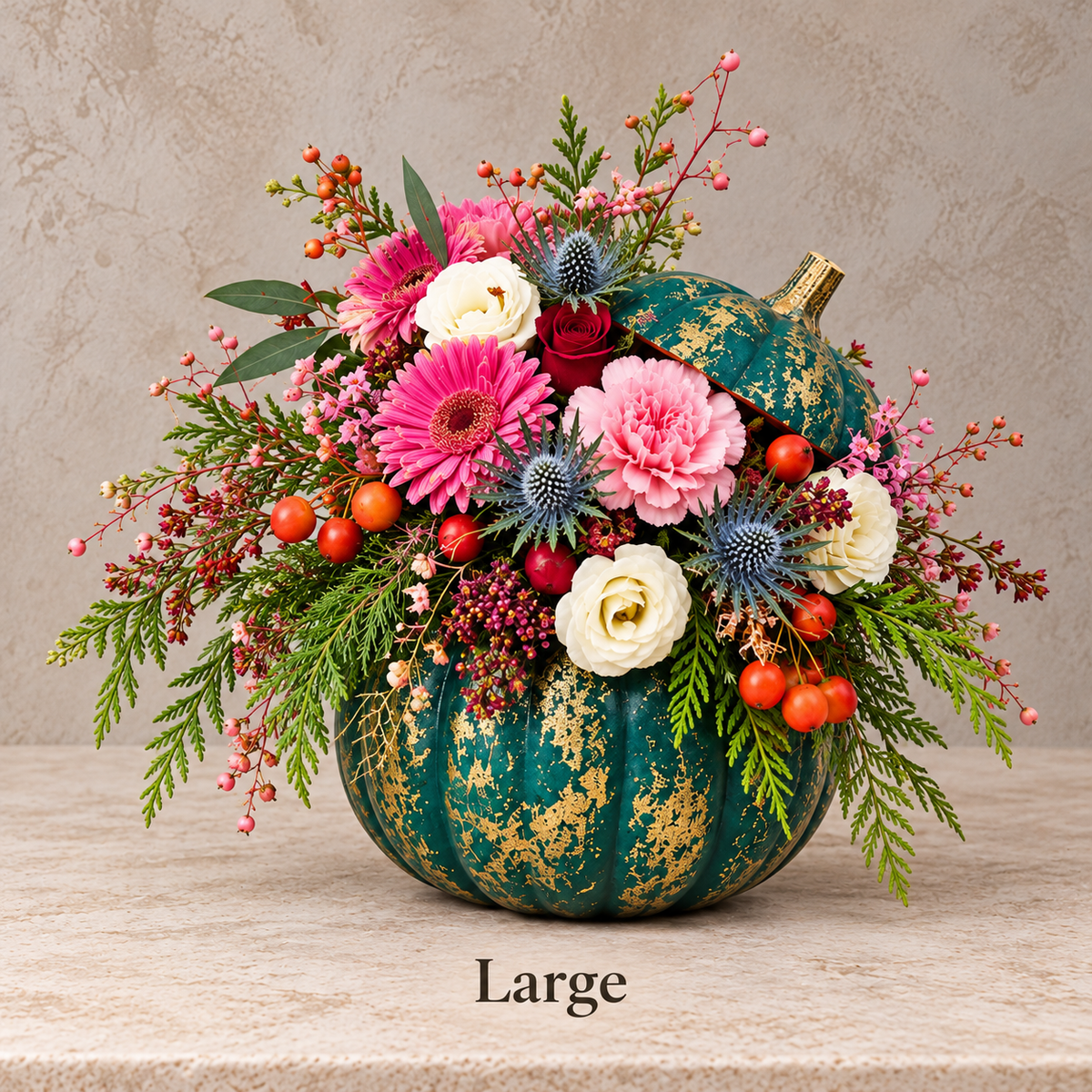 Zucca fiorita Large petrolio e oro con gerbere rosa, rose bianche e rosse e bacche