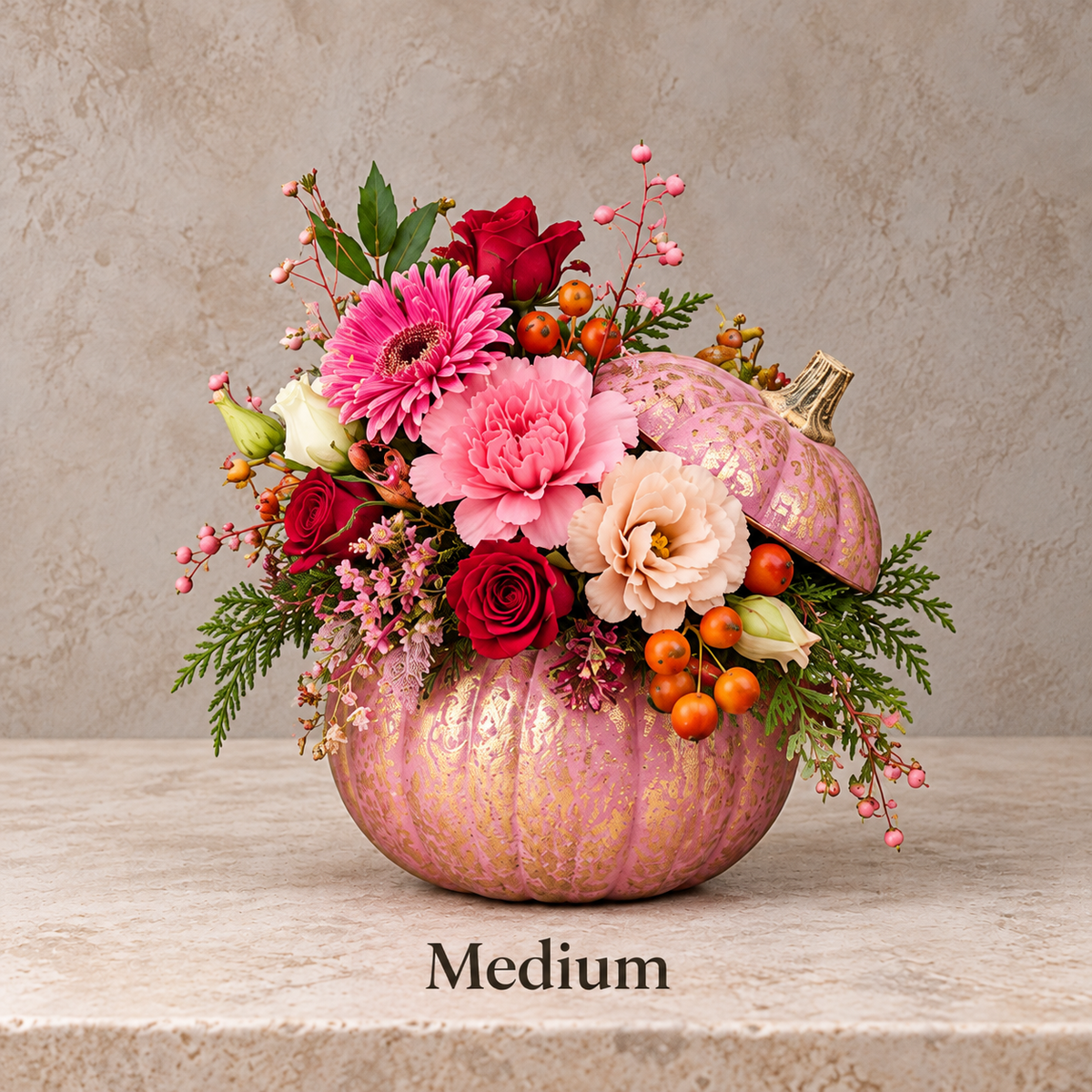 Zucca fiorita Medium rosa e oro con gerbera rosa, garofani e rose rosse